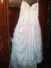 Продам красивое свадебное платье со шлейфом и стразами Swarovski.